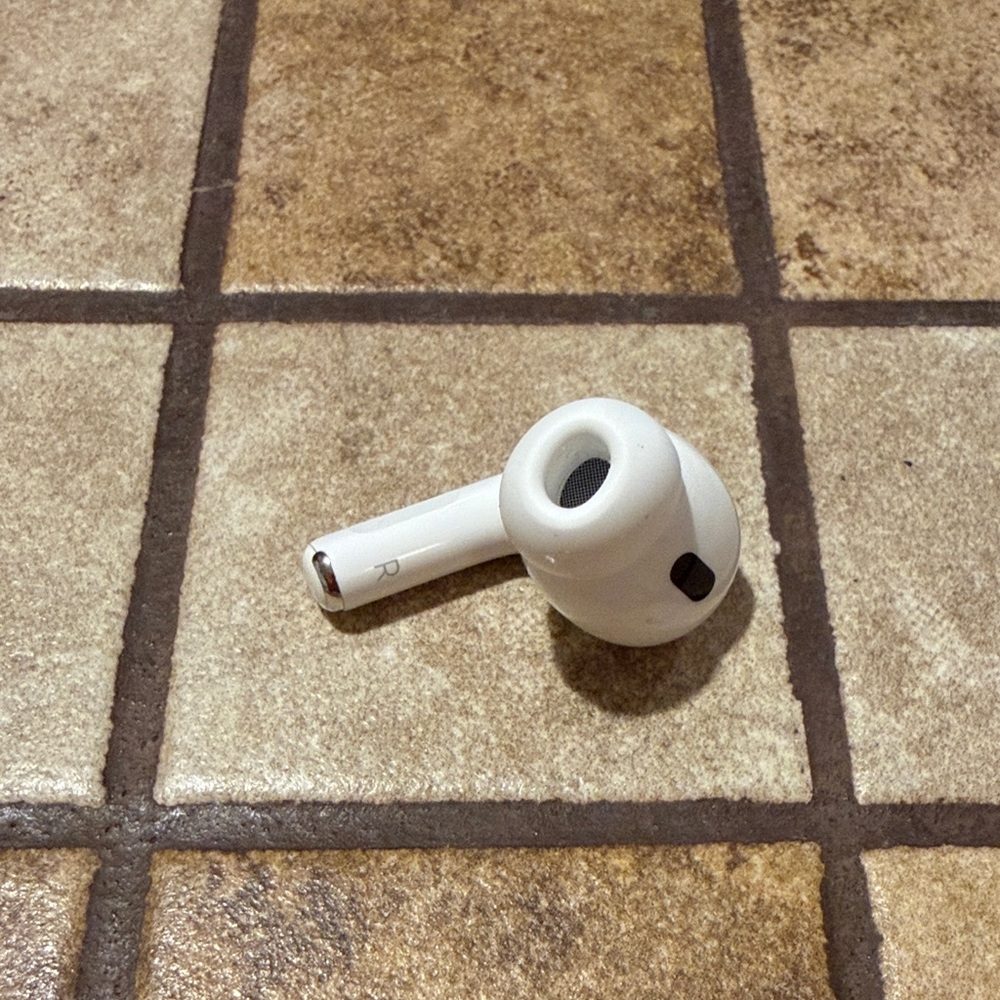 Apple White Wireless In-Ear Earbud with Silicone Tip - Picture 3 of 4